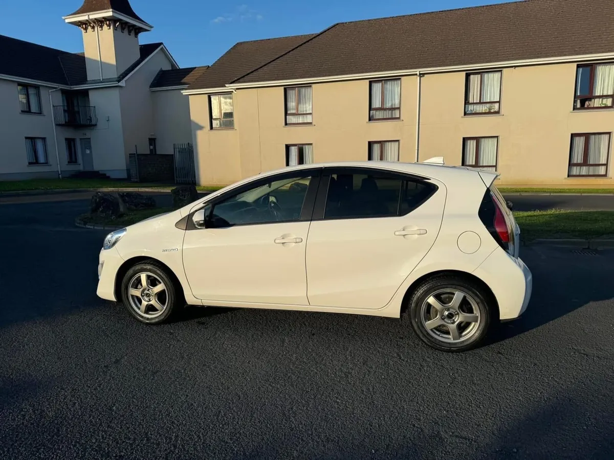 Toyota Aqua/automatic/ immobiliser/cruise control - Image 3