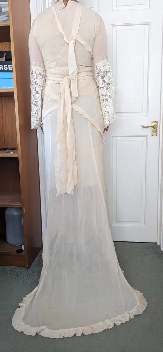 1930’s  wedding dress  size 8-10 - Image 3