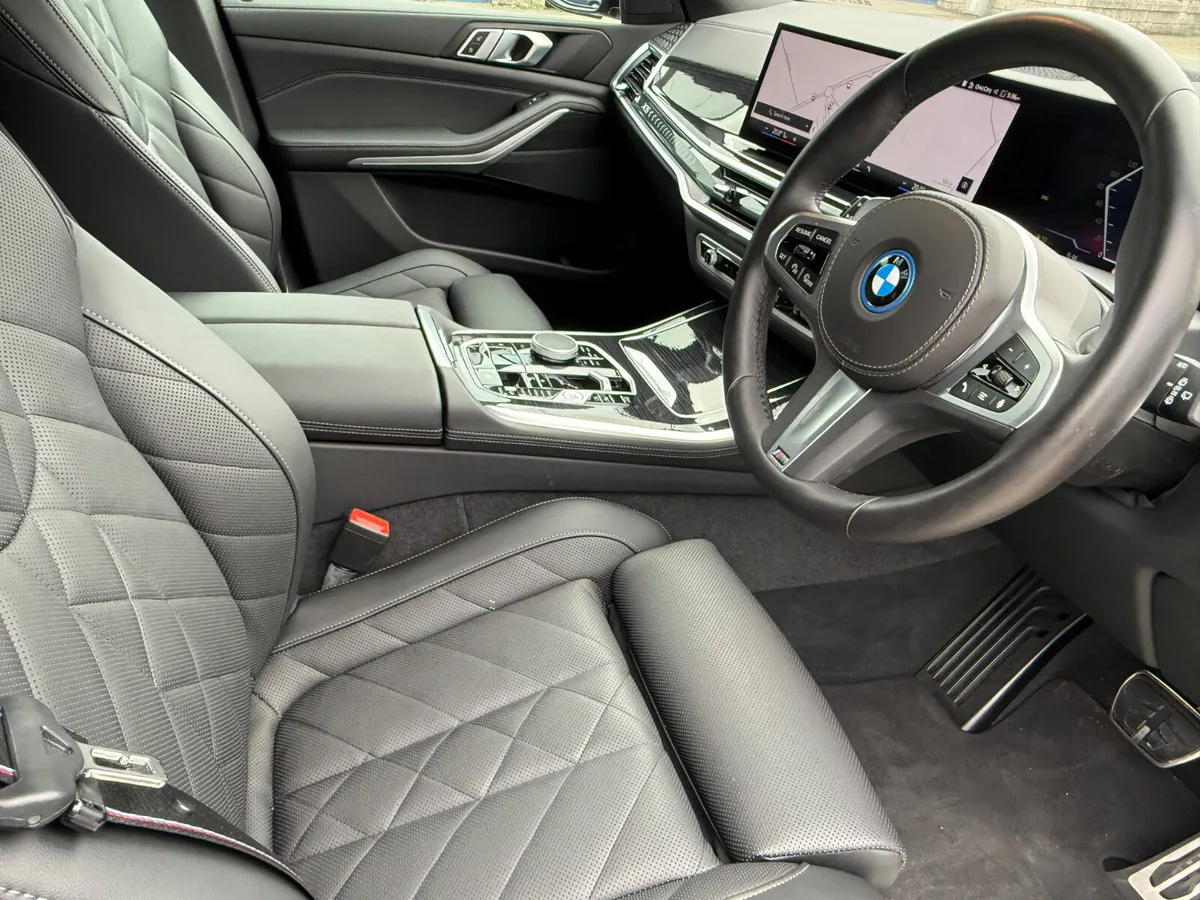 2025 BMW X5 50e M Sport Pro X-Drive - Image 2