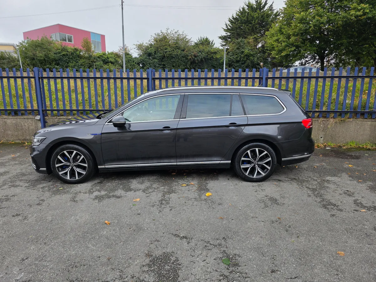 Volkswagen Passat GTE 2021 - Image 2
