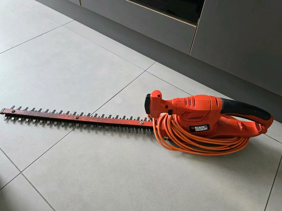 black and decker hedge trimmer - Image 1