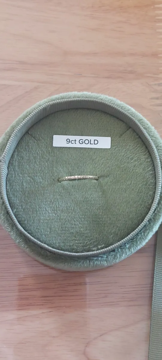9 Carat Gold Diamond cut ring new - Image 3