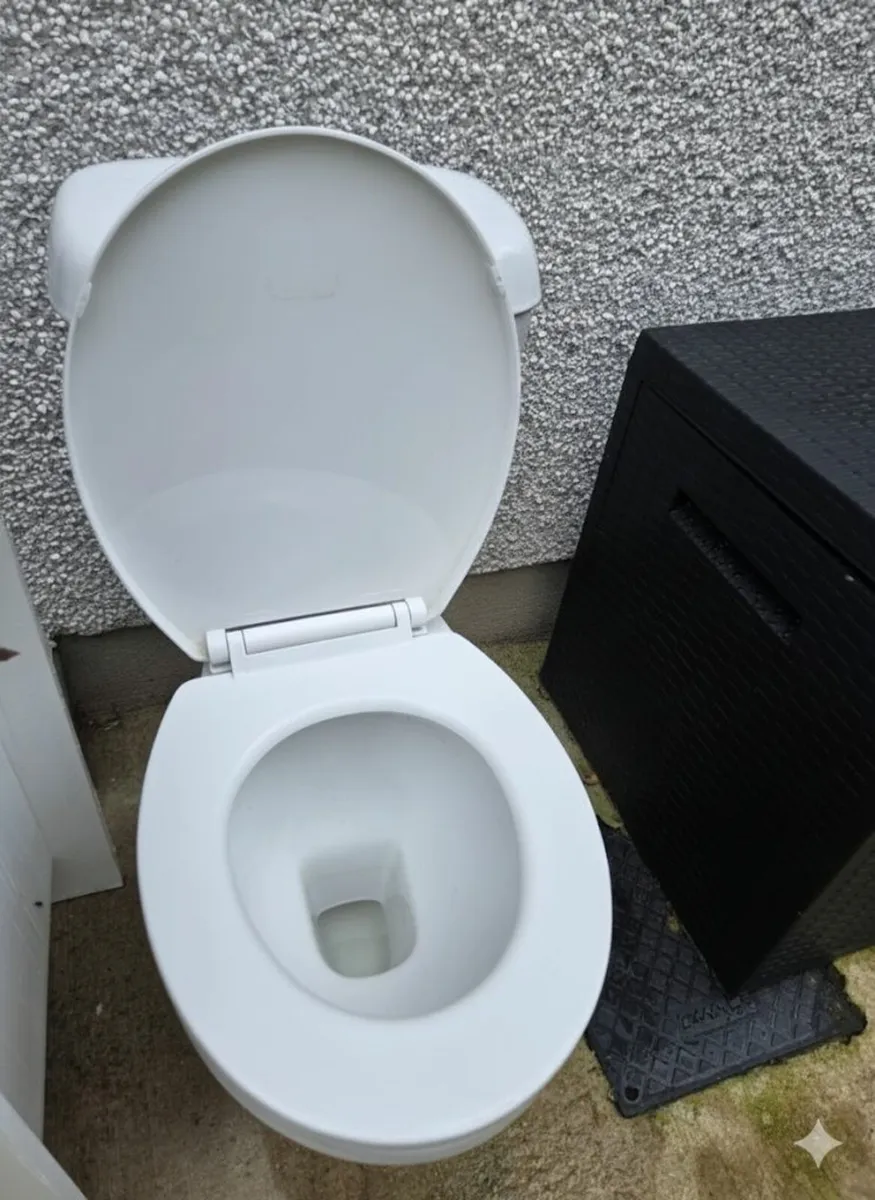 Unused Toilet with soft-close lid - Image 1