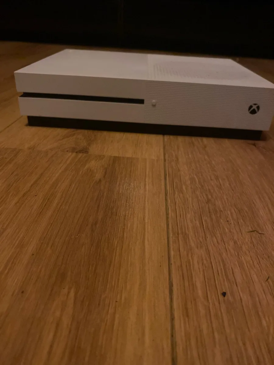 Xbox 1s with controller and cables - Image 1