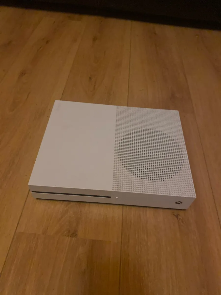 Xbox 1s with controller and cables - Image 2