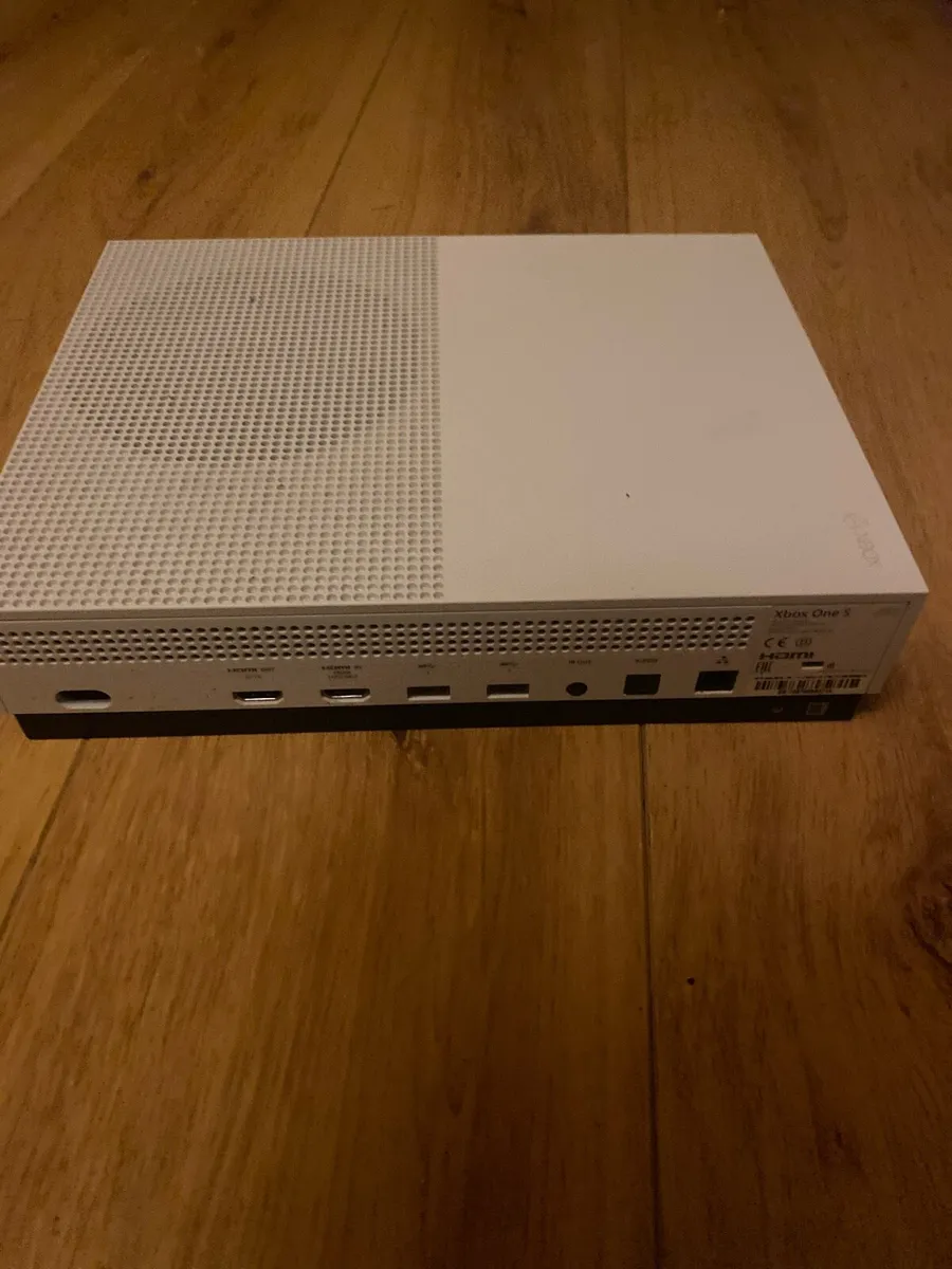 Xbox 1s with controller and cables - Image 3