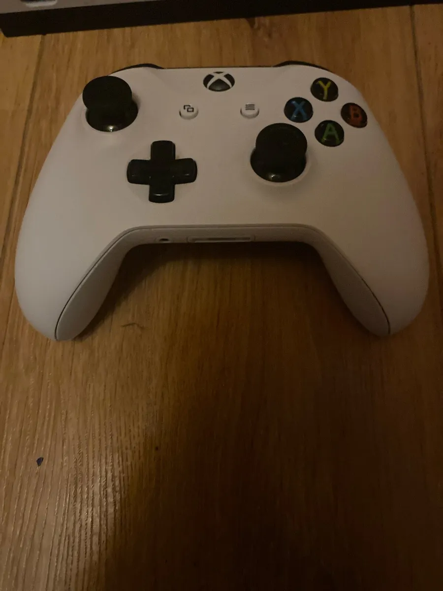 Xbox 1s with controller and cables - Image 4