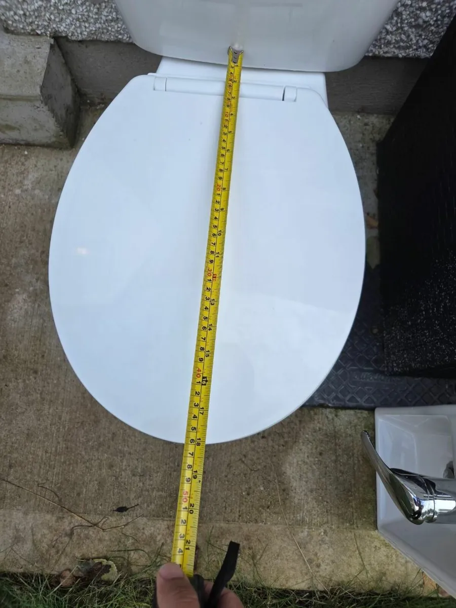 Unused Toilet with soft-close lid - Image 2