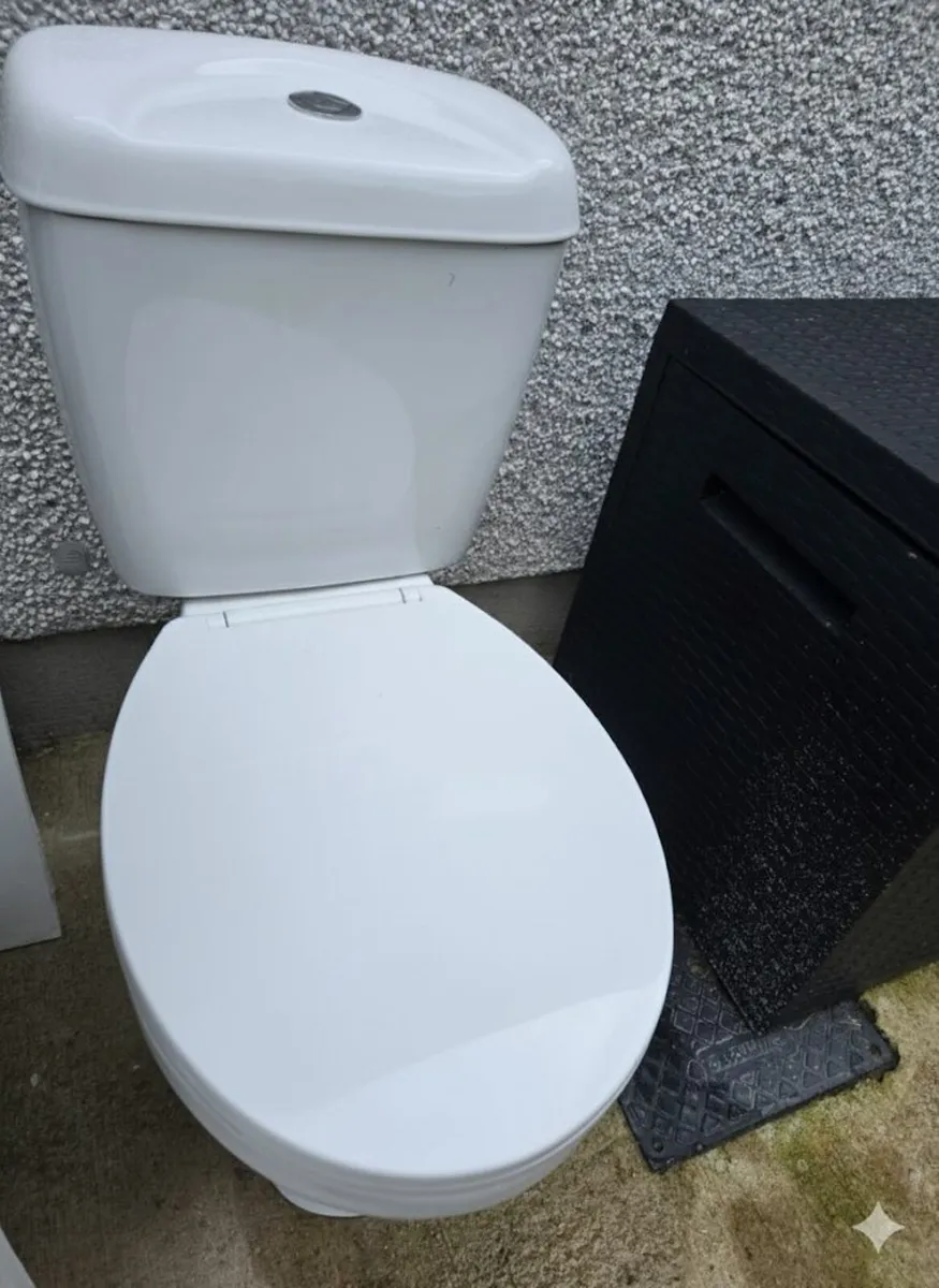 Unused Toilet with soft-close lid - Image 3