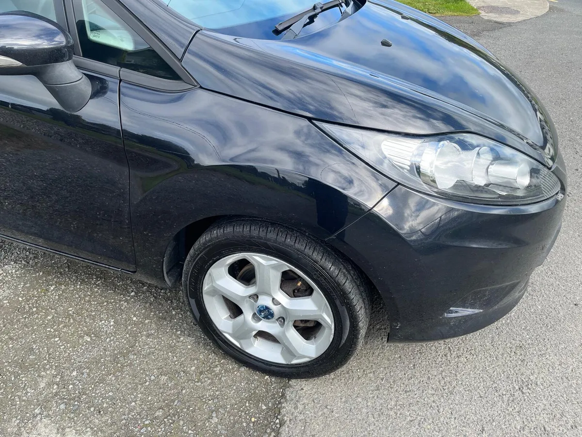 Ford Fiesta 2011 - Image 2