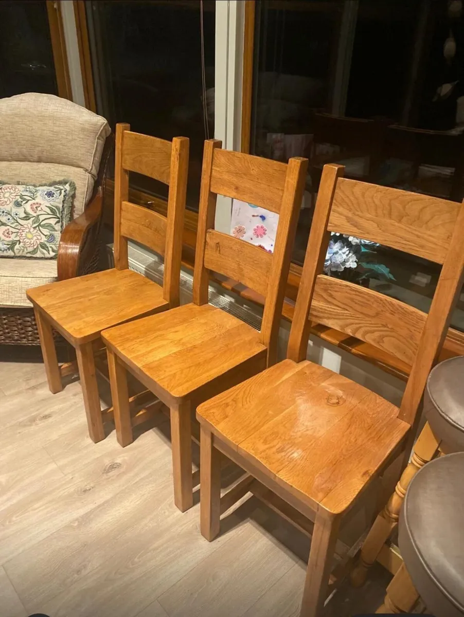 Solid Oak dining table & 6chairs (extends to 2.3m) - Image 2