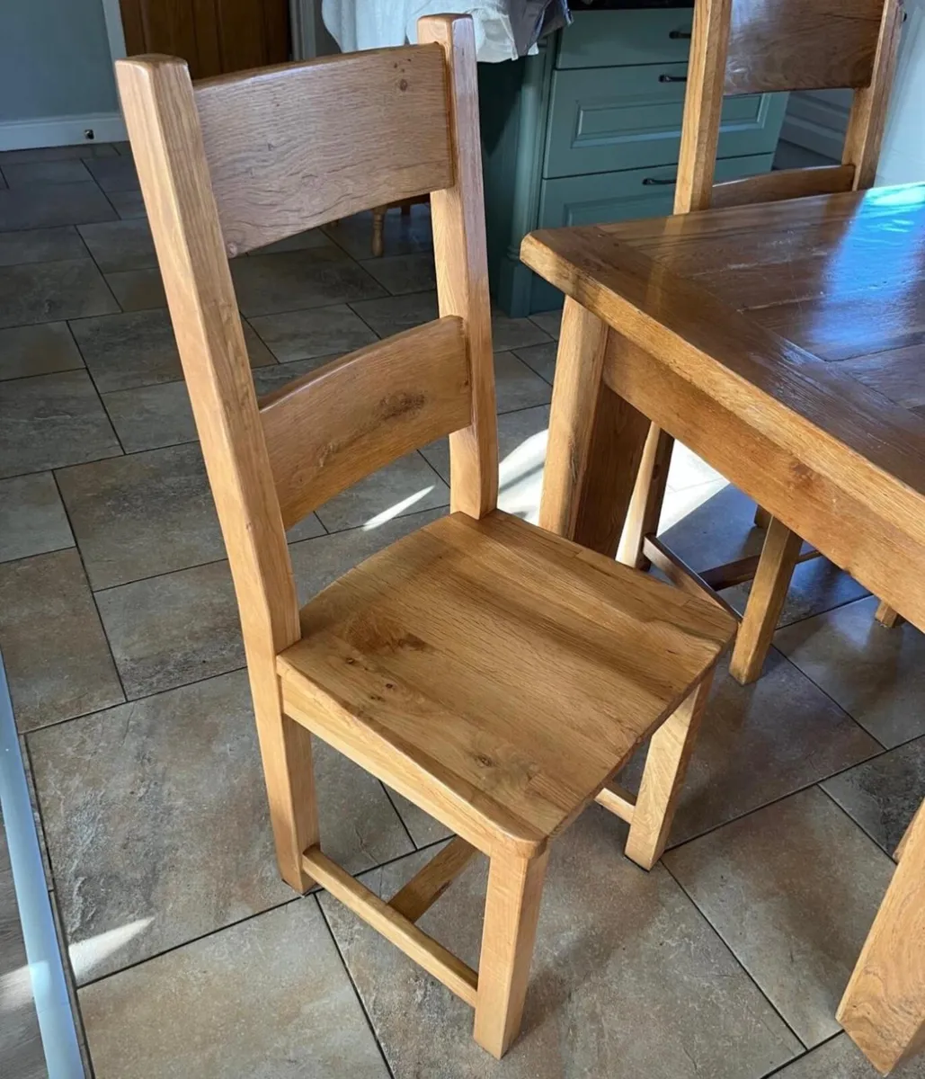 Solid Oak dining table & 6chairs (extends to 2.3m) - Image 3