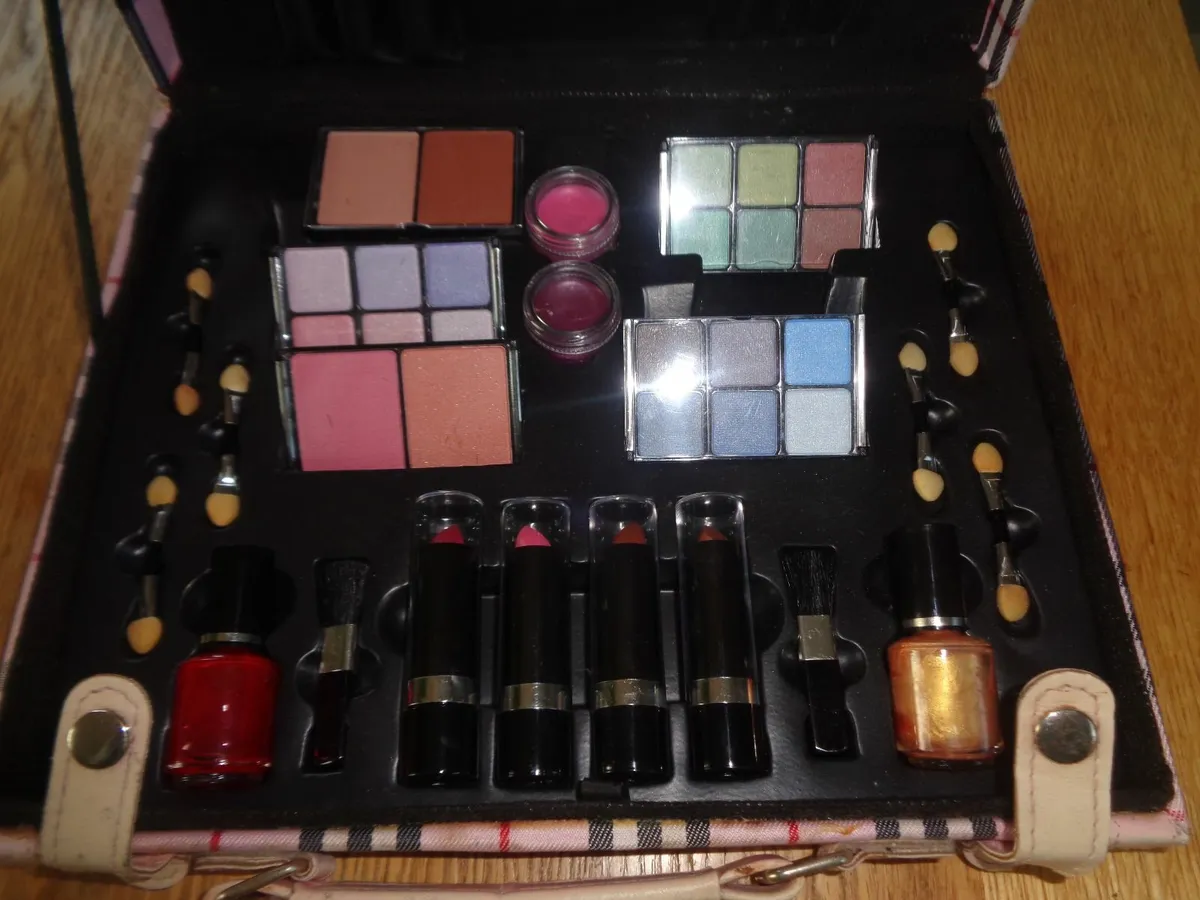 Cosmetics with Case for Sale - Image 2