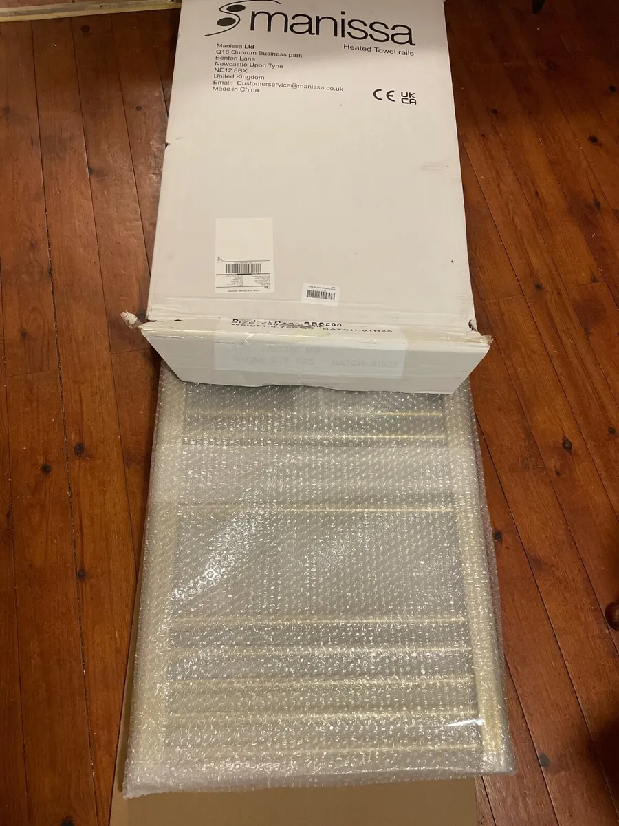 A gold heated towel rail 800mm x  500ml. - Image 2