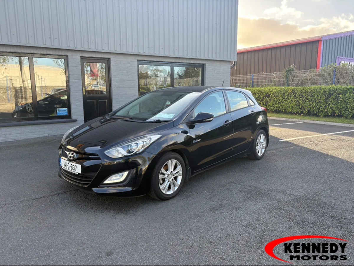 Hyundai i30 1.6 DSL DELUXE 4DR - Image 1