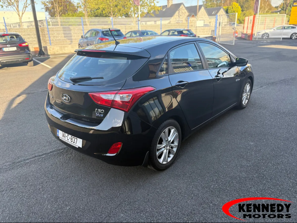 Hyundai i30 1.6 DSL DELUXE 4DR - Image 2