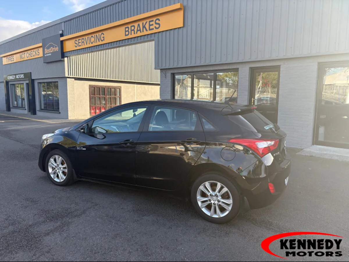 Hyundai i30 1.6 DSL DELUXE 4DR - Image 4