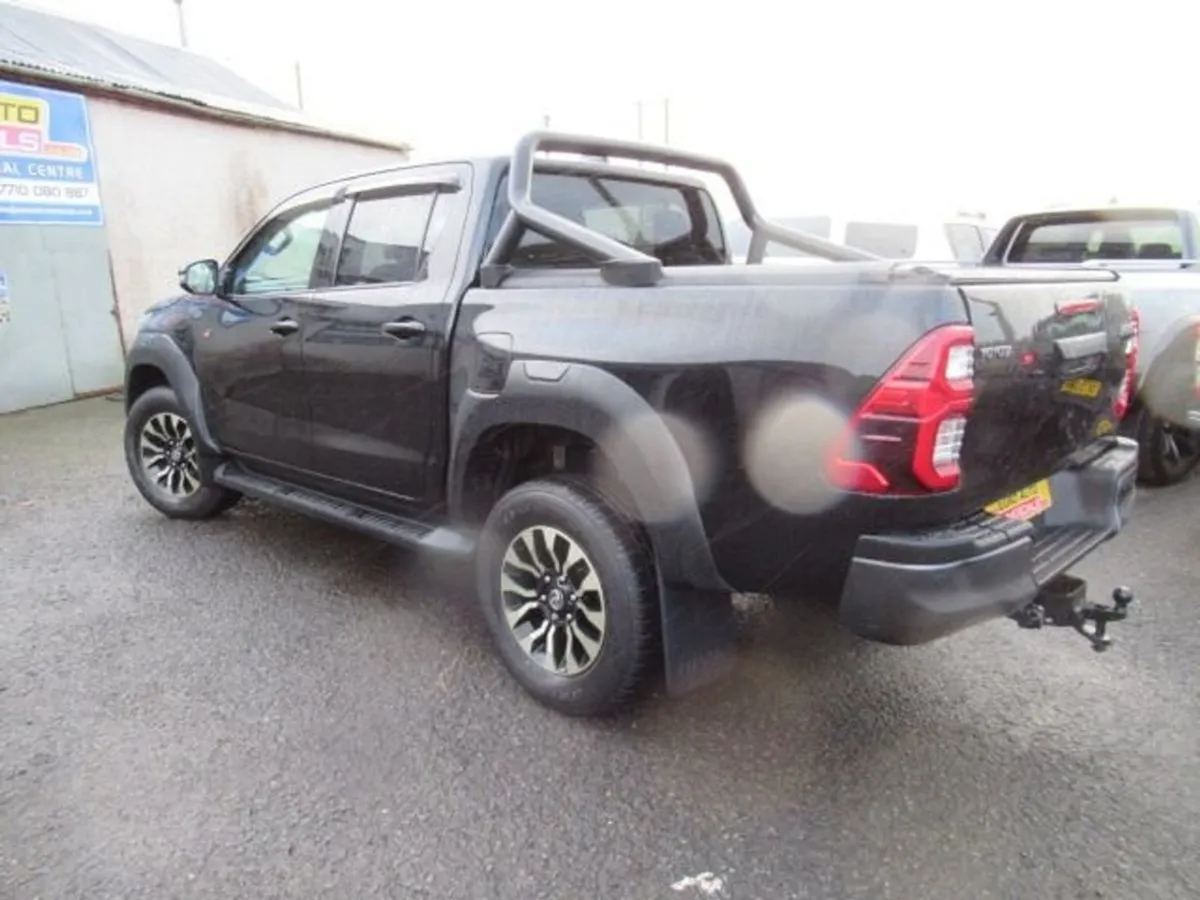 Toyota HiLux 2.8 D-4d GR Sport Pickup Double Cab - Image 2