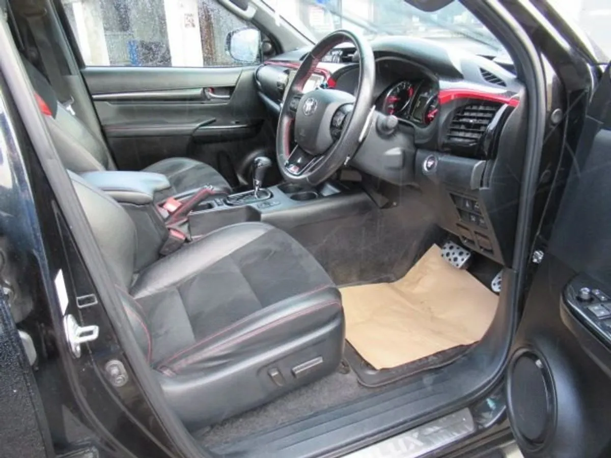 Toyota HiLux 2.8 D-4d GR Sport Pickup Double Cab - Image 3