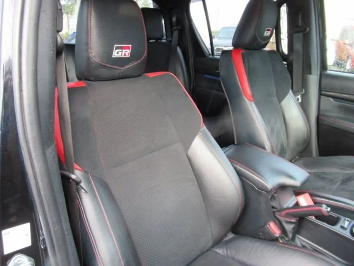 Toyota HiLux 2.8 D-4d GR Sport Pickup Double Cab - Image 4