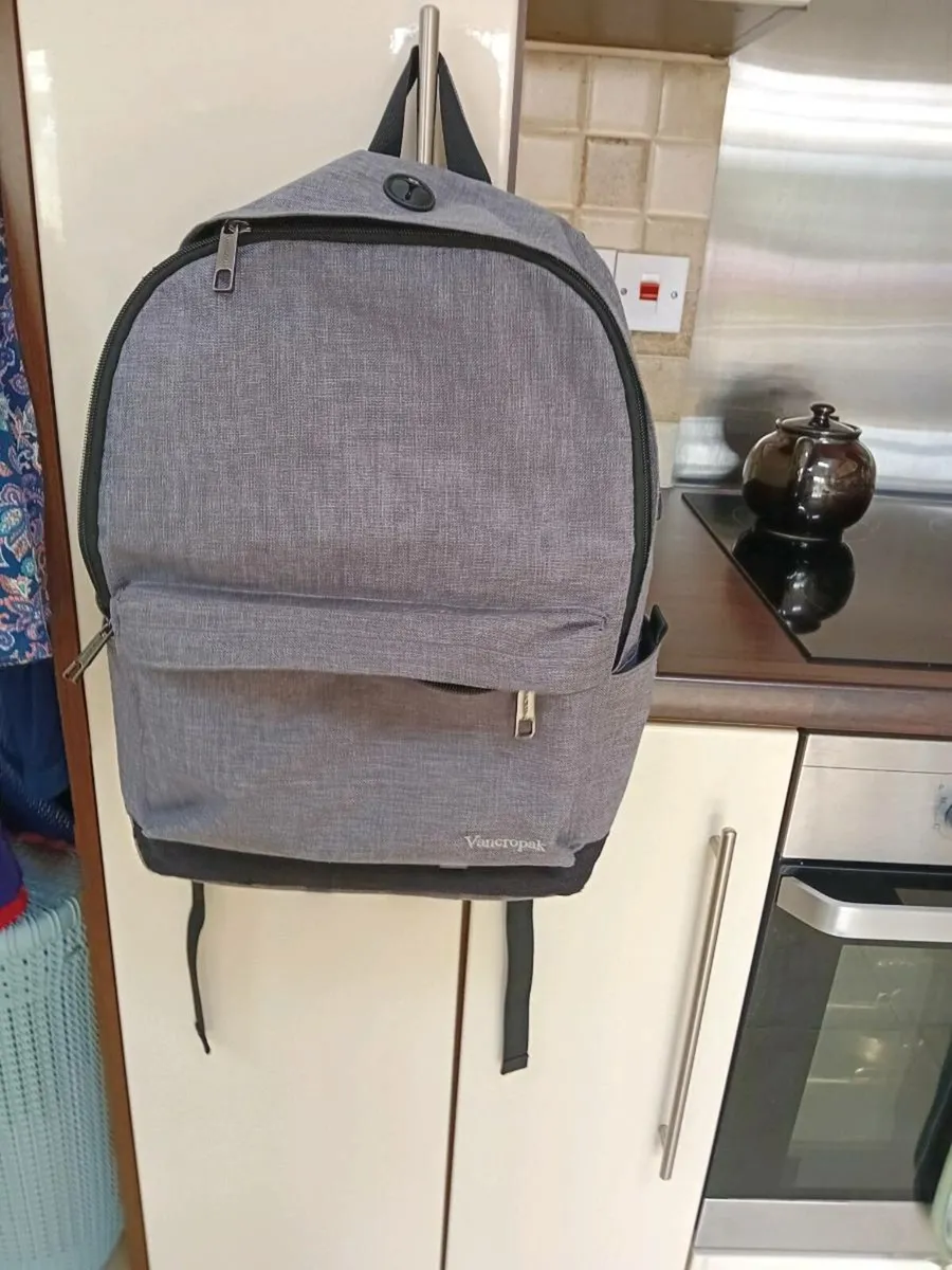 7 BACK PACKS ALL AS NEW - Image 4