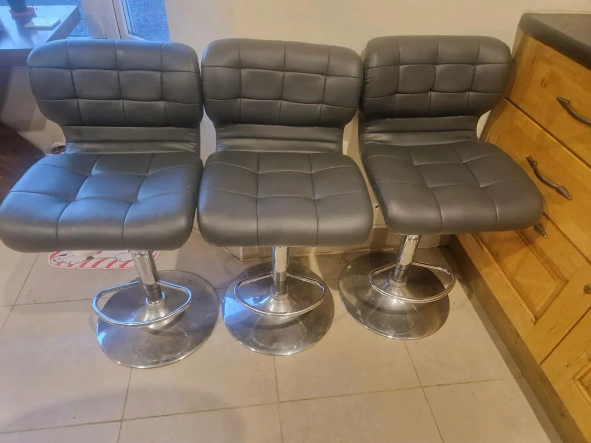 Kitchen bar stool - Image 1