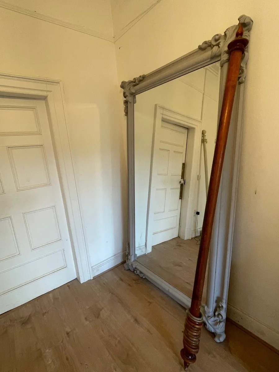 Solid oak curtain poles & lamp table - Image 1