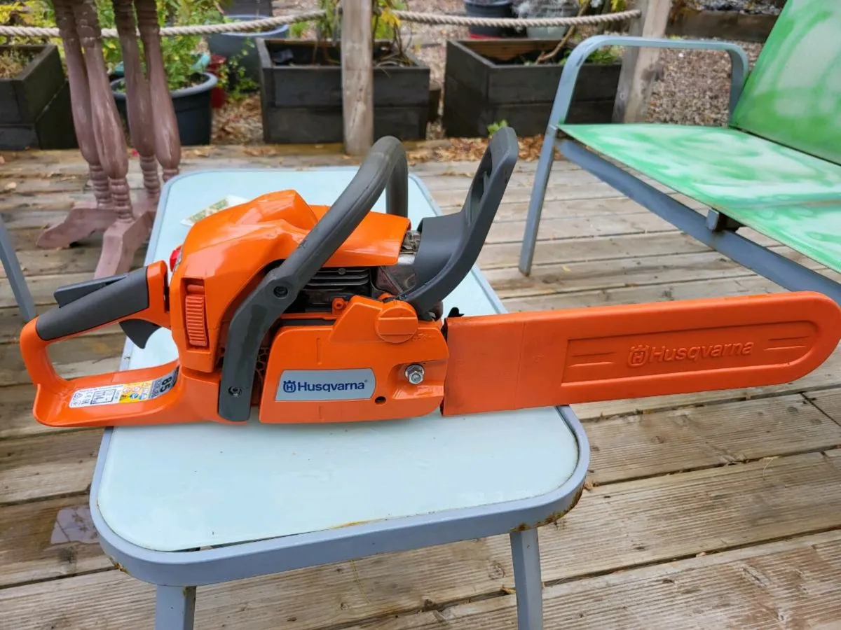 Husqvarna 435 X-Torq Chainsaw (15" Bar) - Image 1