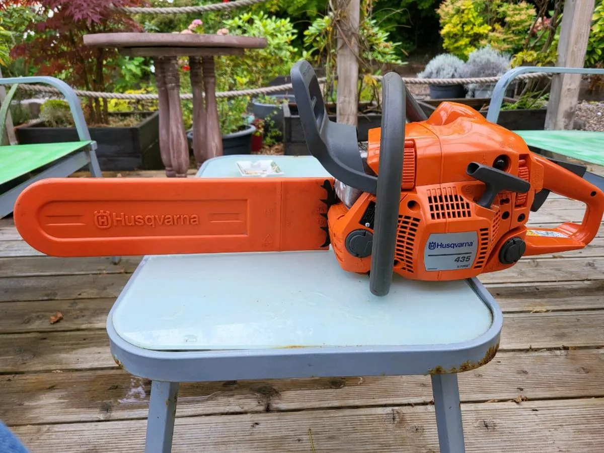 Husqvarna 435 X-Torq Chainsaw (15" Bar) - Image 2