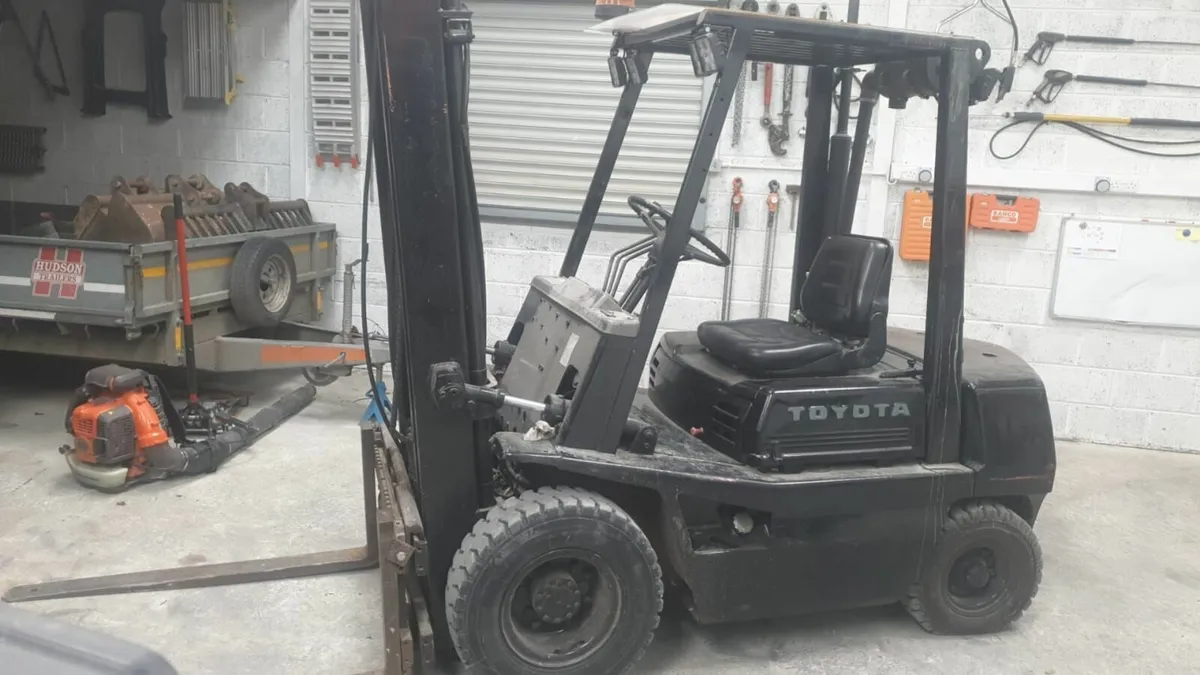 TOYOTA FORK LIFT FOR SALE