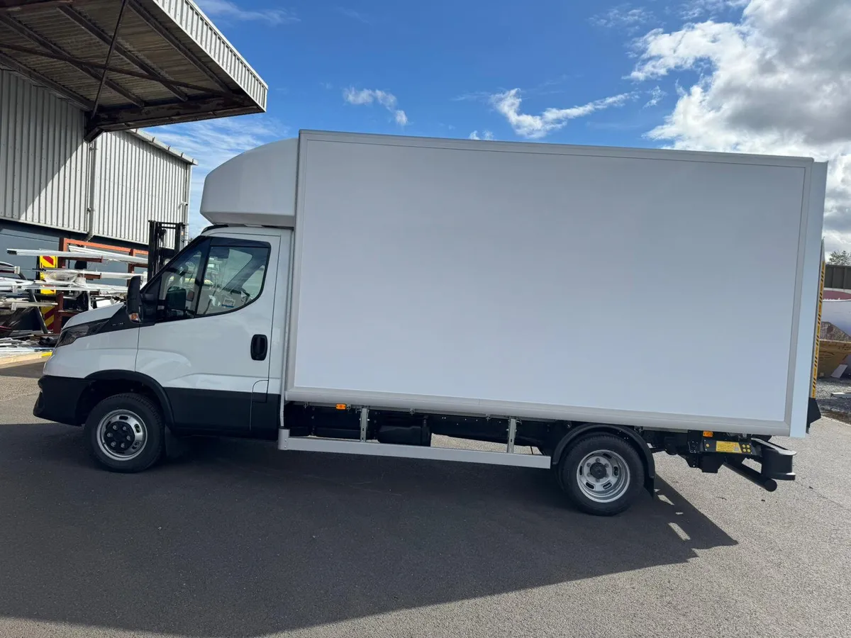 New Iveco Daily box van with 750kg Taillift - Image 4