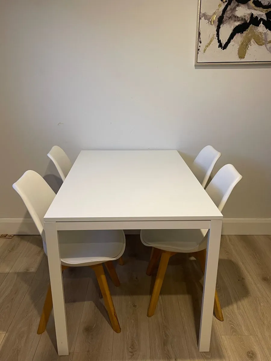 Table and 4 chairs - Image 1
