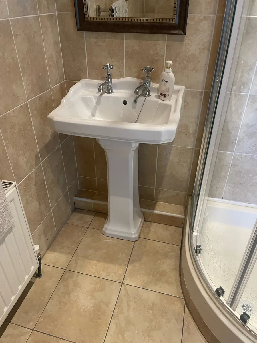 Sinks and toilets - Image 2