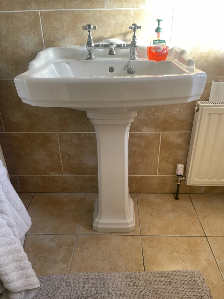 Sinks and toilets - Image 3