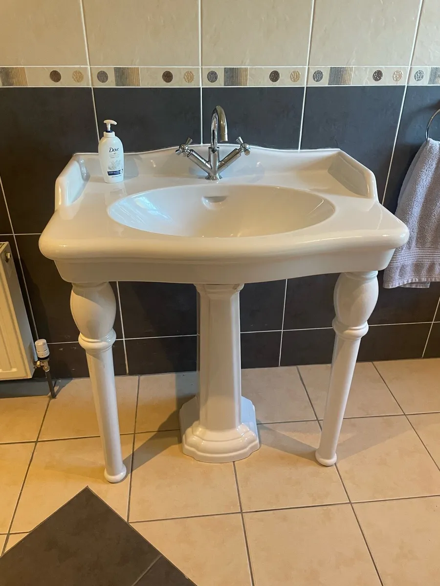 Sinks and toilets - Image 4