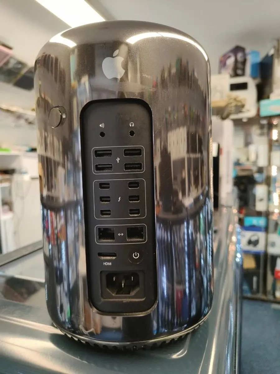 Apple Mac Pro (Late 2013) A1481 3.7GHz Intel Xeon E5, 32GB RAM, 512GB SDD macOS Monterey (Graphics: AMD FirePro D300 2GB) - Image 2