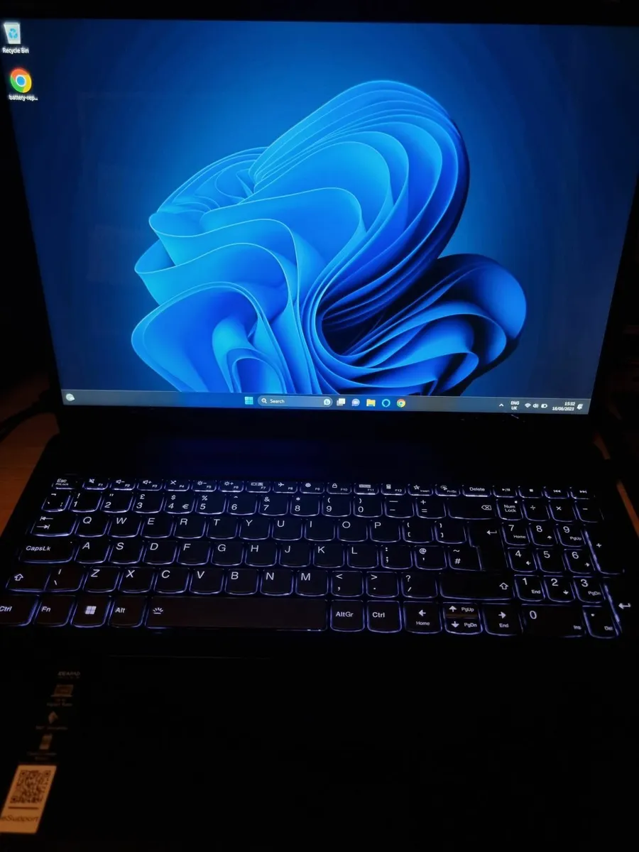 16" Lenovo High Spec Laptop Perfect - Image 2