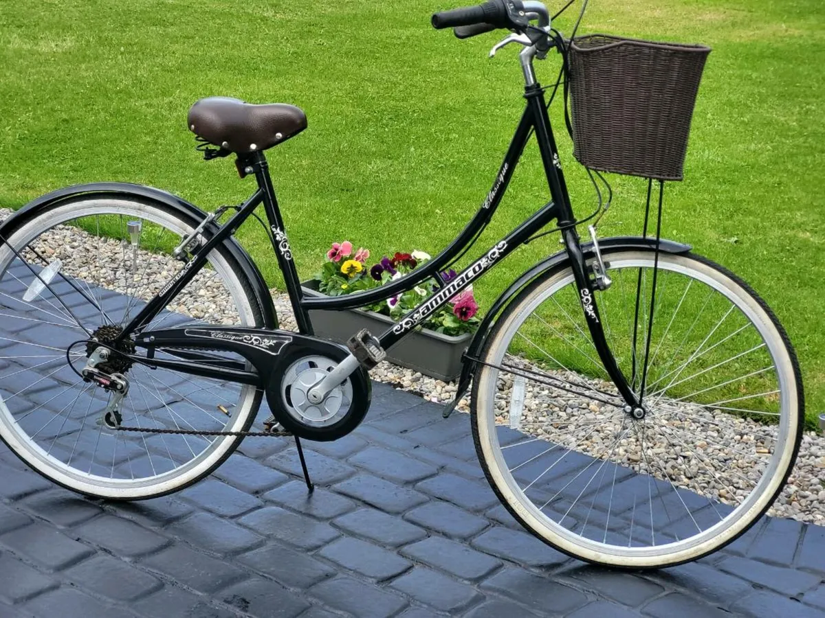 LADIES BIKE N BASKET USED IN WORKING ORDER - Image 1