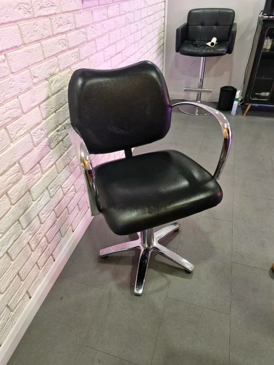Salon chair