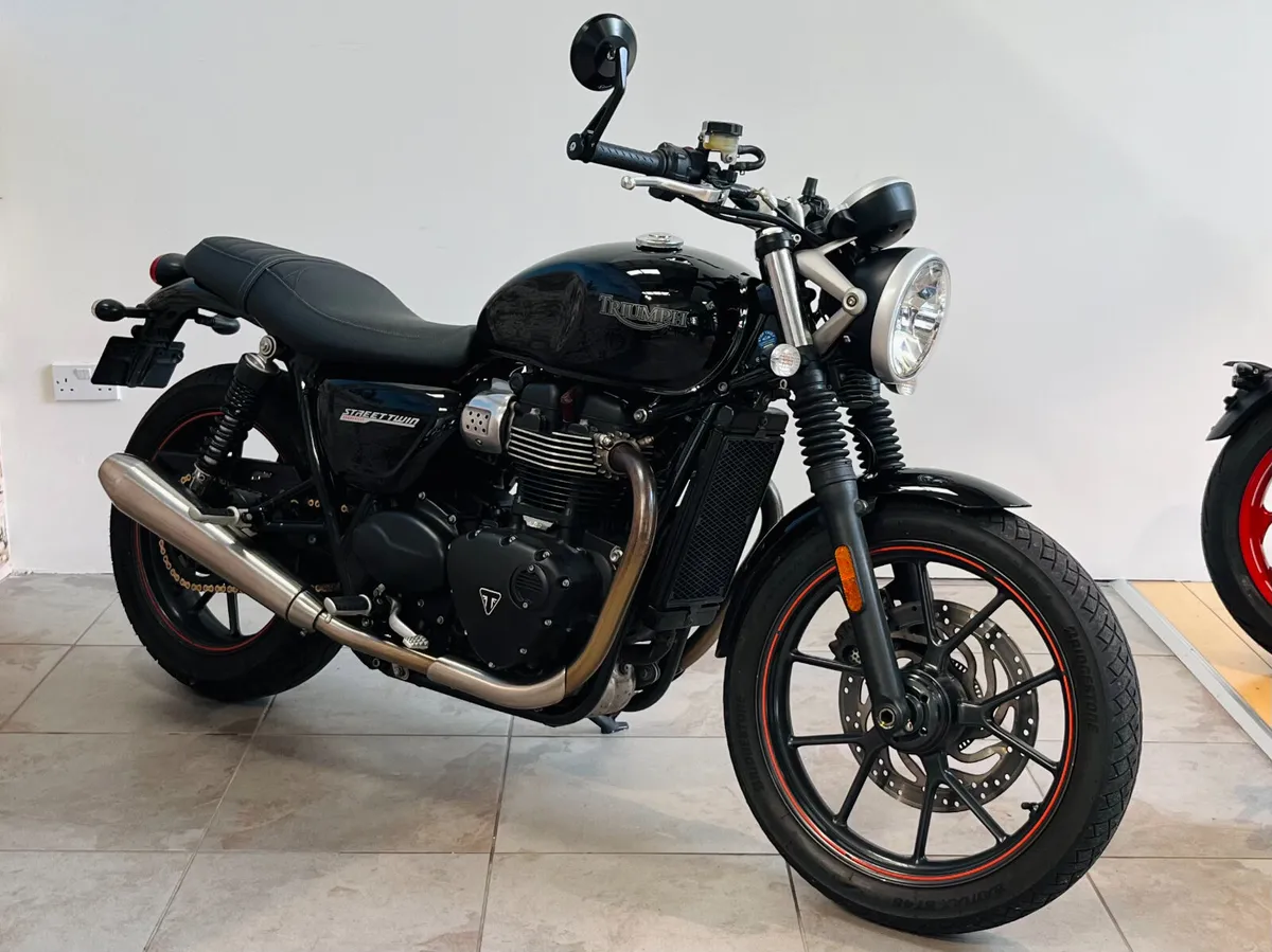 TRIUMPH BONNEVILLE 900 STREET TWIN - Image 2