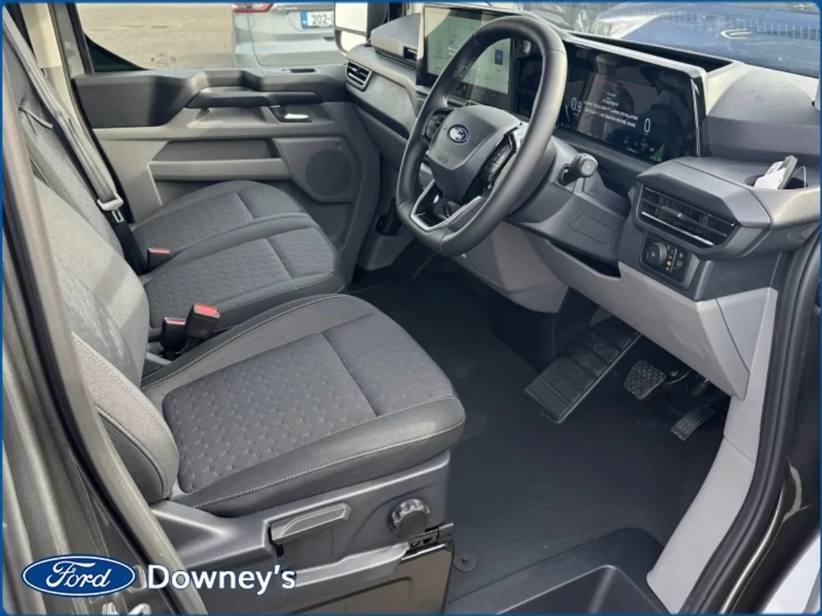 Ford Transit Custom SWB Limited 136 PS  auto  2.0 - Image 2