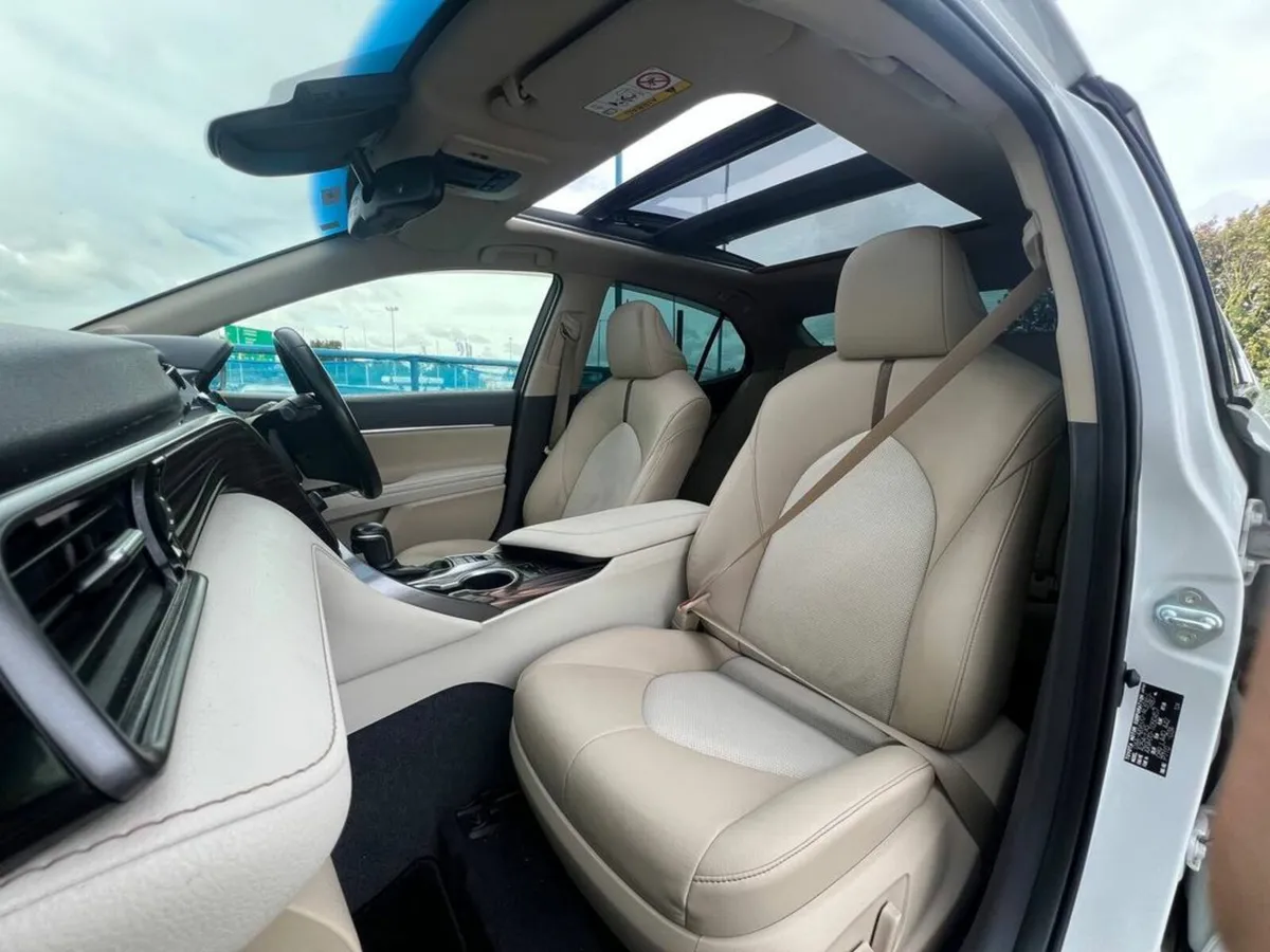Toyota Camry G-LEATHER PACKAGE 2.5 HYBRID AUTO // - Image 2