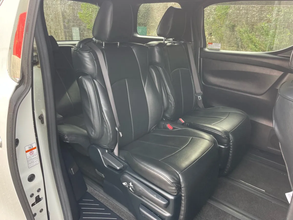 Toyota Alphard - Image 4