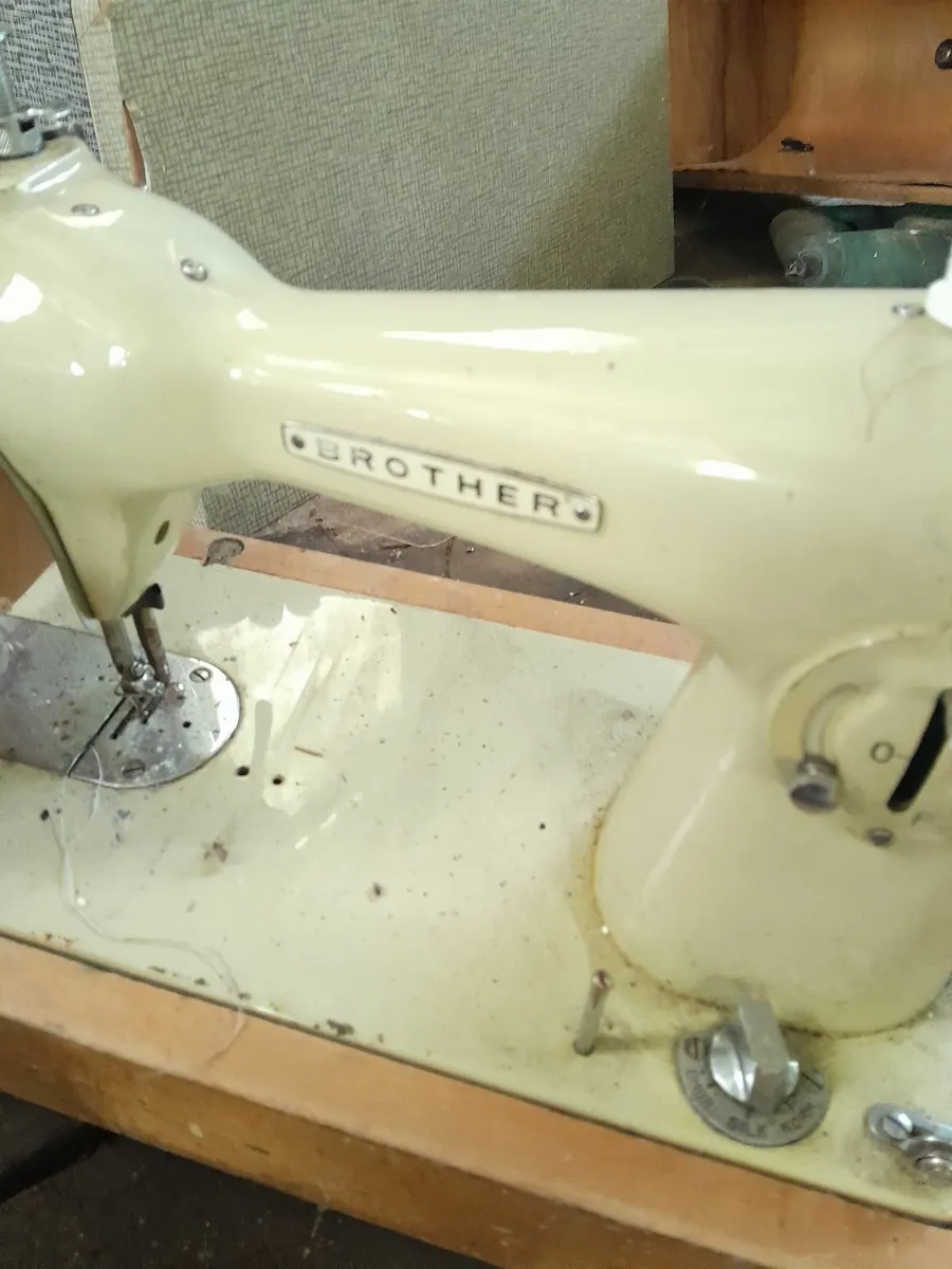 Four vintage sewing machines - Image 1