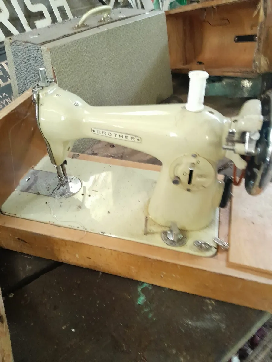 Four vintage sewing machines - Image 2