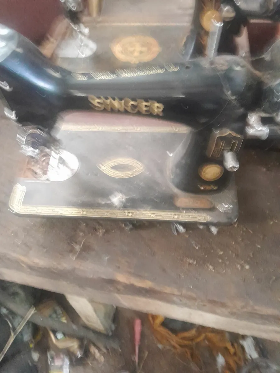 Four vintage sewing machines - Image 3
