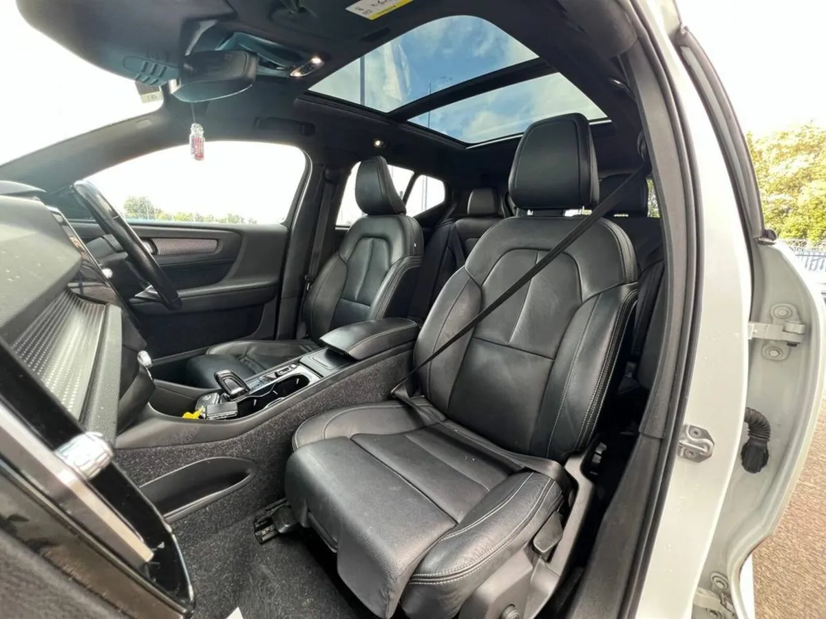 Volvo XC40 XC40 R-DESIGN 2.0D AUTO // TILT & SLIDE - Image 2