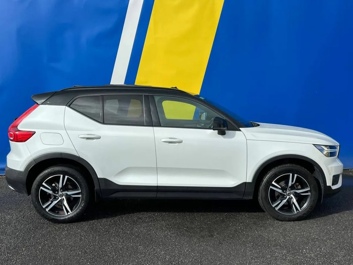 Volvo XC40 XC40 R-DESIGN 2.0D AUTO // TILT & SLIDE - Image 4