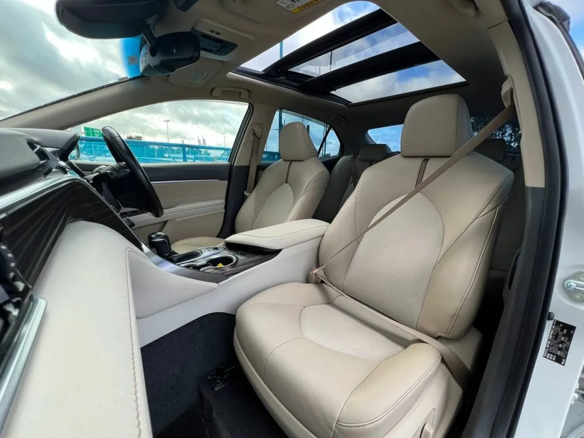Toyota Camry G-LEATHER PACKAGE 2.5 HYBRID // MODEL - Image 2