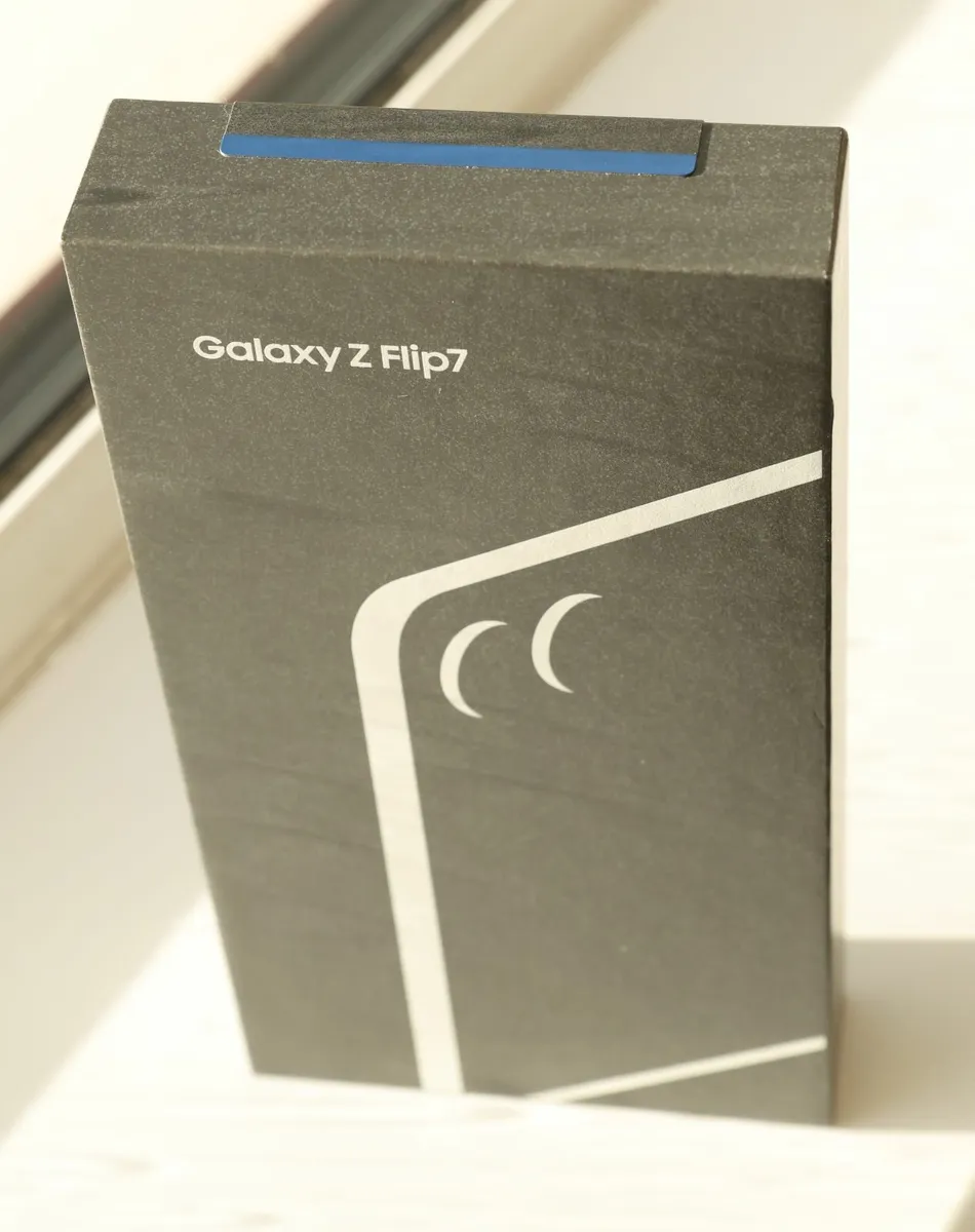 Samsung Galaxy Z Flip7 Blue Shadow 256GB - Image 2